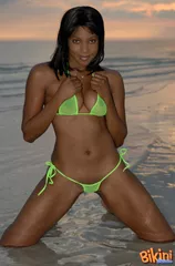 filles noires nues sur la plage